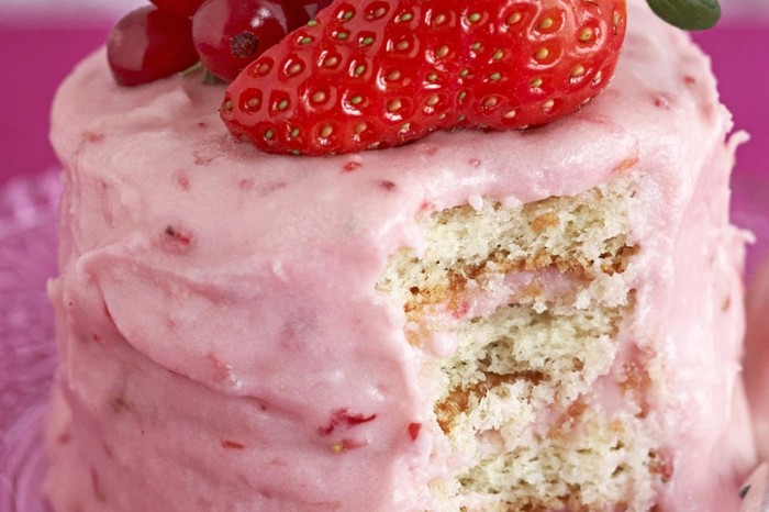 Layer cakes with strawberry buttercream