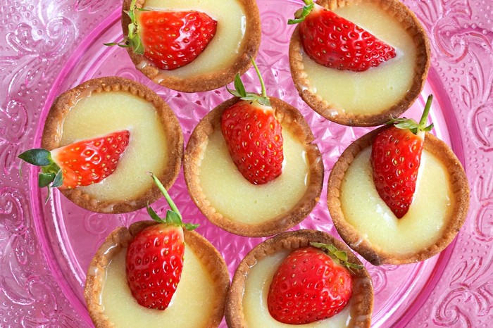 Hazelnut Tartlets Recipe with White Chocolate and Strawberries