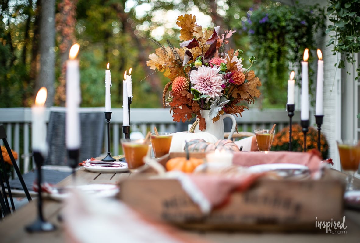 Autumn Al Fresco: Fall Candlelit Entertaining #alfresco #fall #fallentertaining #tablescape #tablesetting #candlelight #autumn #entertaining #falldecor