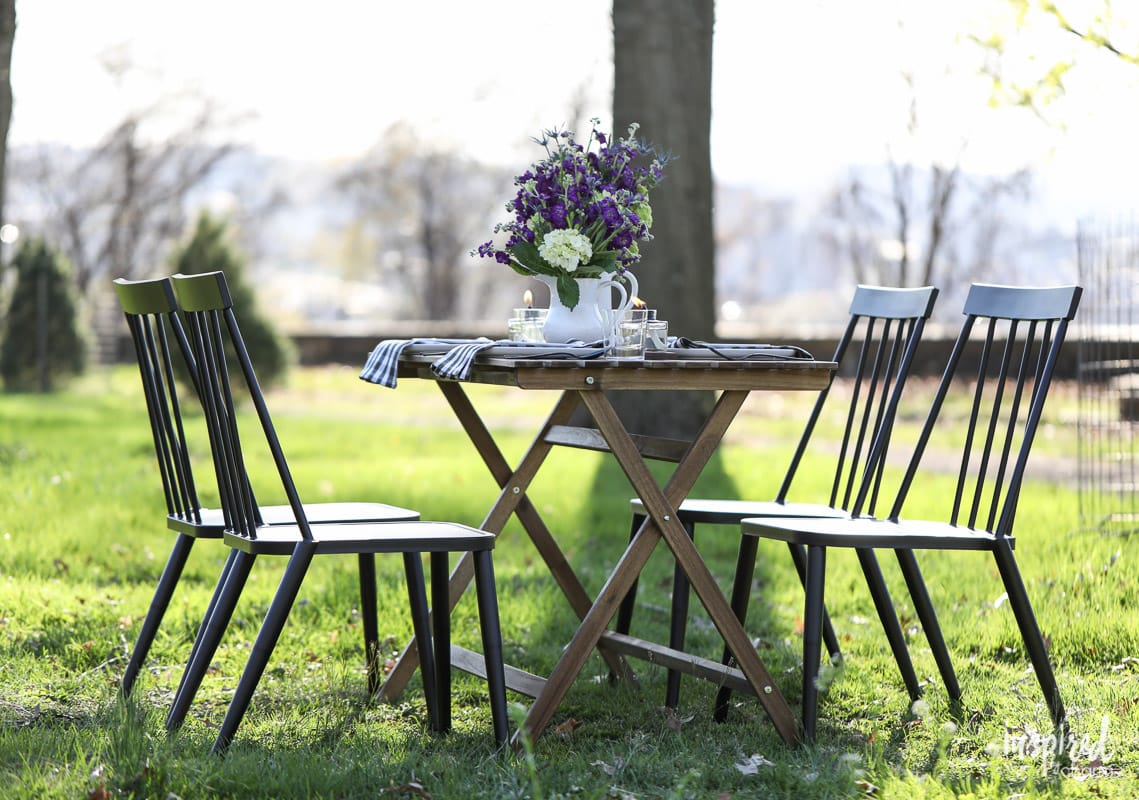 Tips for styling a beautiful backyard table setting on a budget! #outdoor #backyard #decor #entertaining