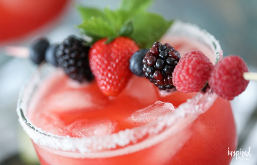 These Raspberry Strawberry Margaritas are a delicious summer cocktail recipes! #strawberry #margarita #cocktail #recipe