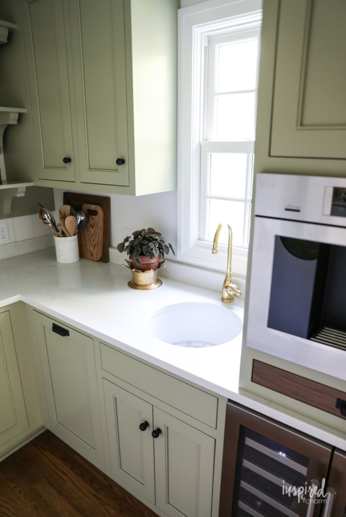 Bayberry Kitchen Remodel Reveal - Kitchen Makeover Kitchen Design #kitchen #makeover #remodel #traditional #modern #country #design #decorating