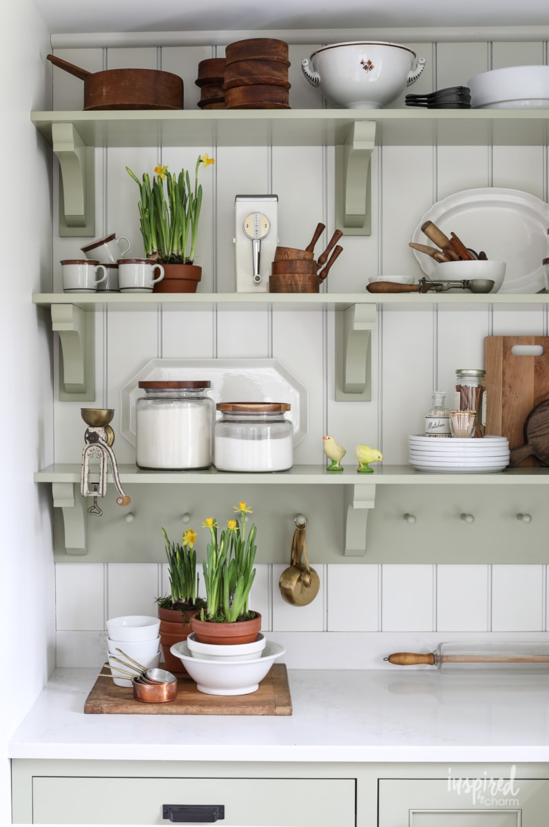 My Ultimate List of Kitchen Essentials #kitchen #essentials #kitchentools #appliances #dinnerware #serveware #baking #bakeware #glassware #pans 