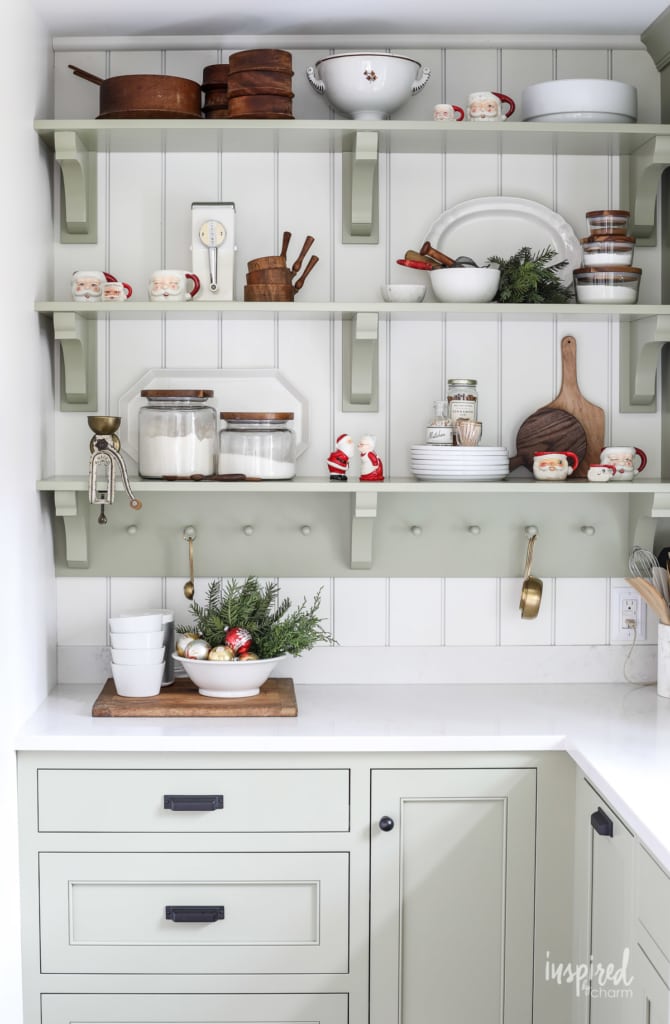 Festive and Beautiful Christmas Kitchen Decor Ideas #holiday #christmas #kitchen #decor #decorating #ideas