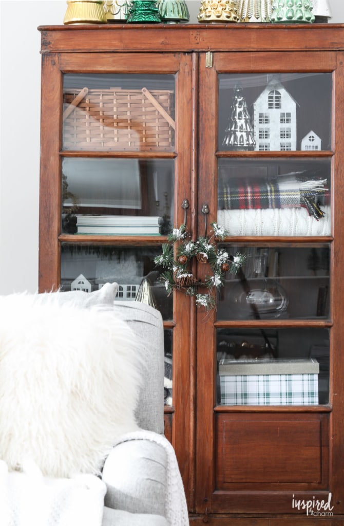 Christmas at Bayberry House - Holiday Home Tour with color Christmas Decoration ideas. #christmas #holiday #home #decor #decorations #christmastree