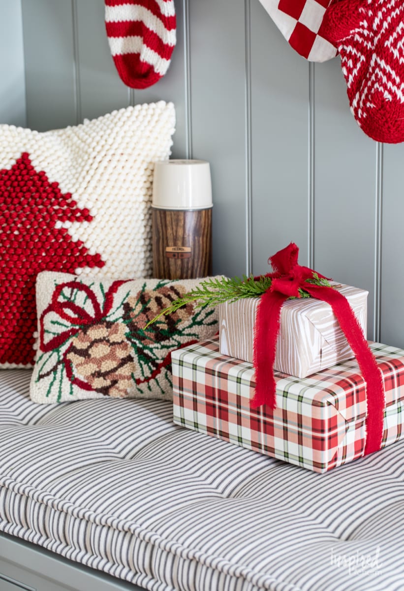 My Entryway Christmas Decor #entryway #christmas #decor #decorating #holiday #entrywaydecor #christmasdecor #stocking #garland 