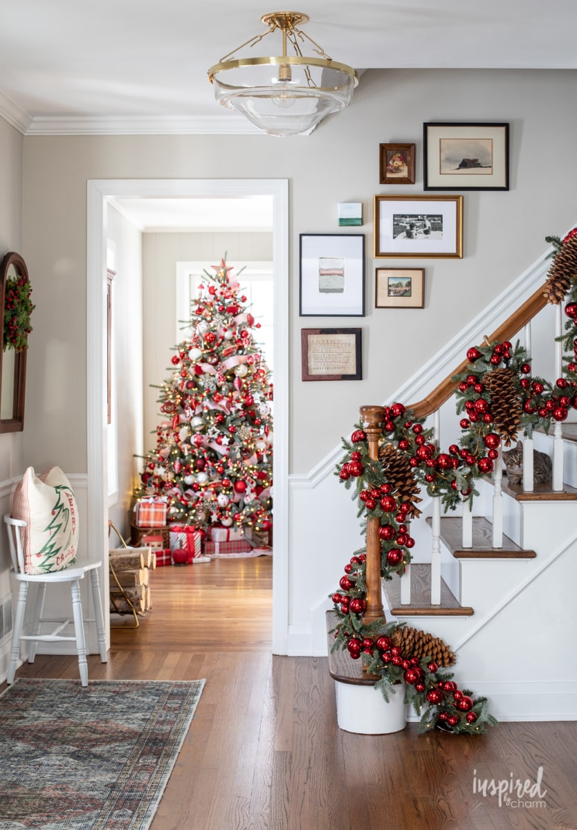My Entryway Christmas Decor #entryway #christmas #decor #decorating #holiday #entrywaydecor #christmasdecor #stocking #garland 