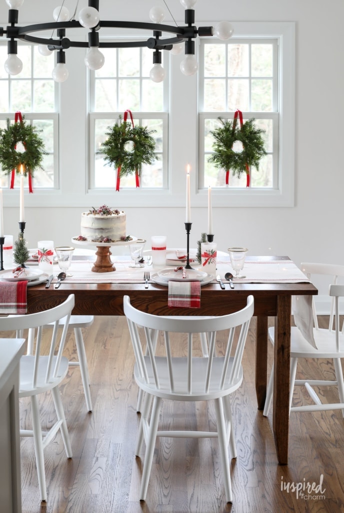 Vintage Modern Christmas Table Decor ideas to dress up your home for the holidays! #diningroom #decor #tablesetting #tablescape #table #decorating #christmas #holiday #modern #vintage