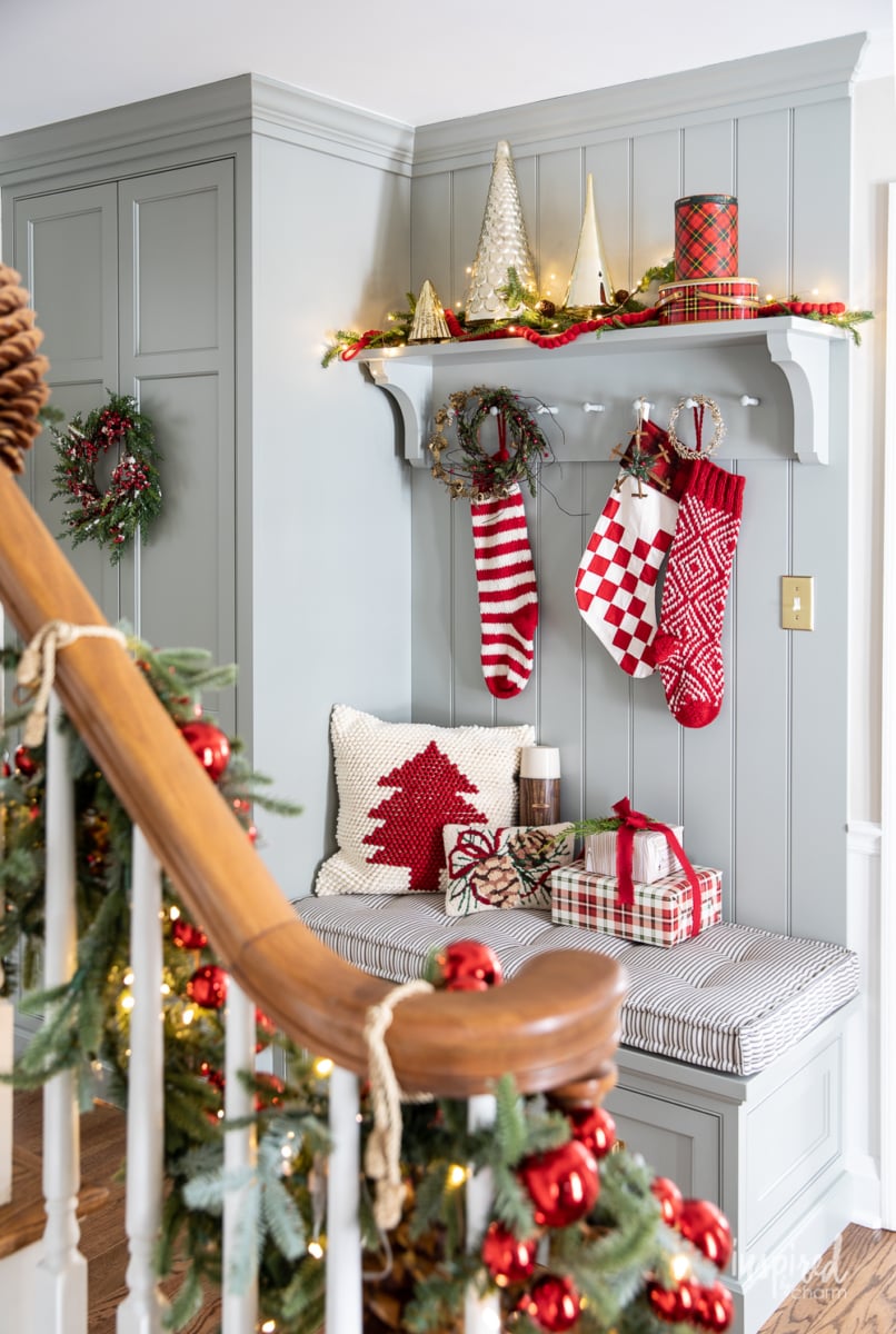 My Entryway Christmas Decor #entryway #christmas #decor #decorating #holiday #entrywaydecor #christmasdecor #stocking #garland 