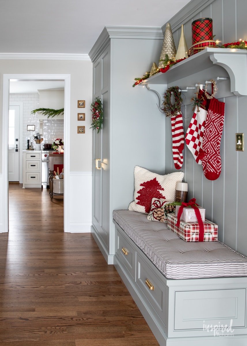 My Entryway Christmas Decor #entryway #christmas #decor #decorating #holiday #entrywaydecor #christmasdecor #stocking #garland 