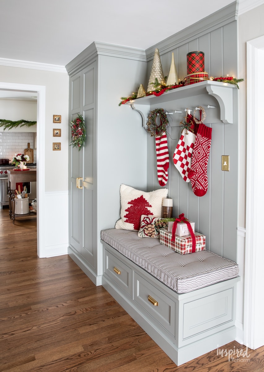 My Entryway Christmas Decor #entryway #christmas #decor #decorating #holiday #entrywaydecor #christmasdecor #stocking #garland 