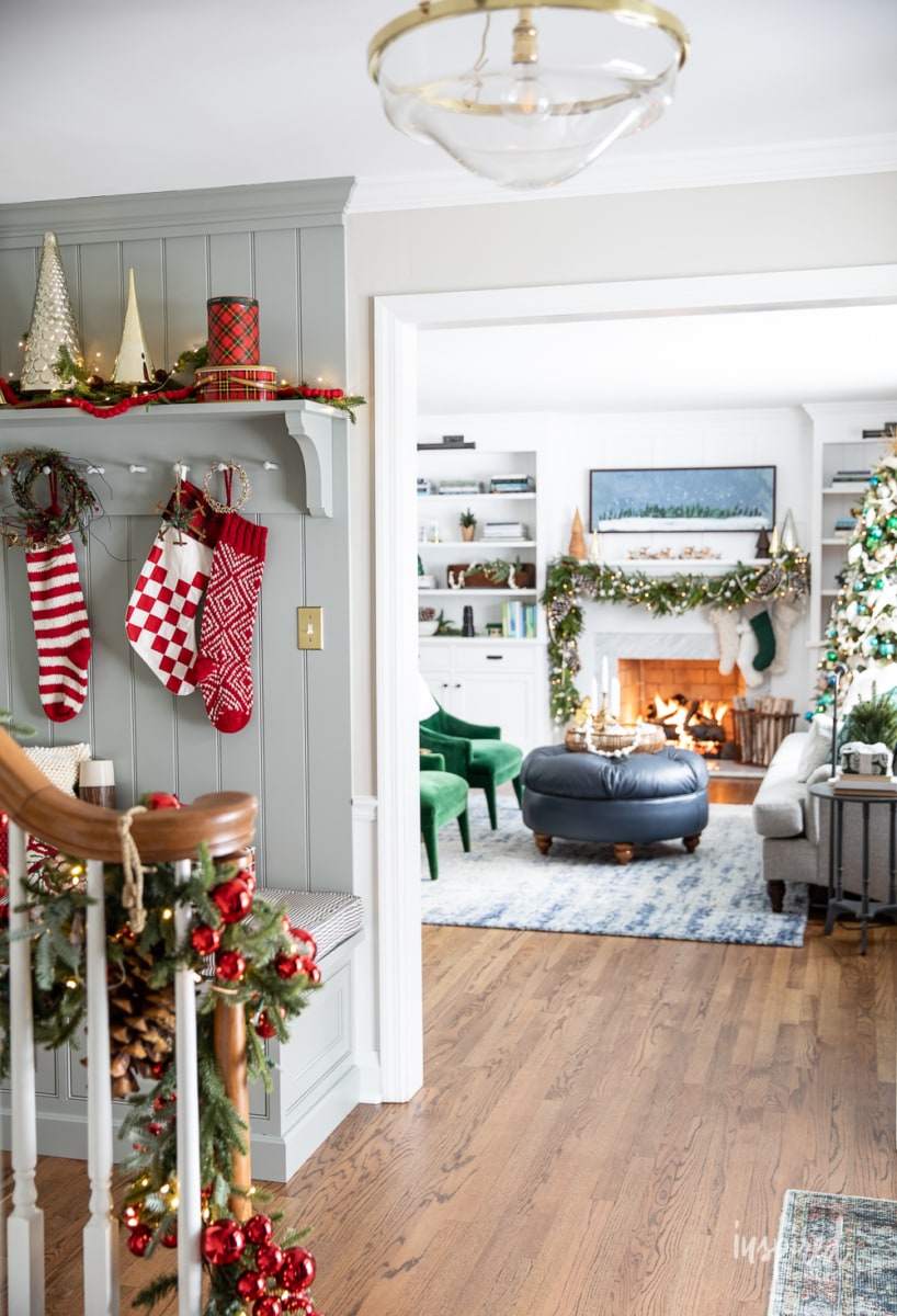 My Entryway Christmas Decor #entryway #christmas #decor #decorating #holiday #entrywaydecor #christmasdecor #stocking #garland 