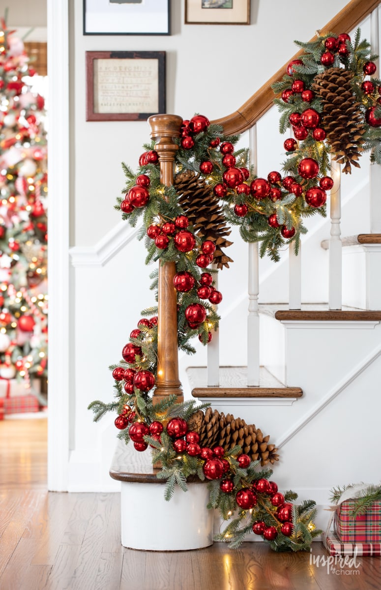 My Entryway Christmas Decor #entryway #christmas #decor #decorating #holiday #entrywaydecor #christmasdecor #stocking #garland 