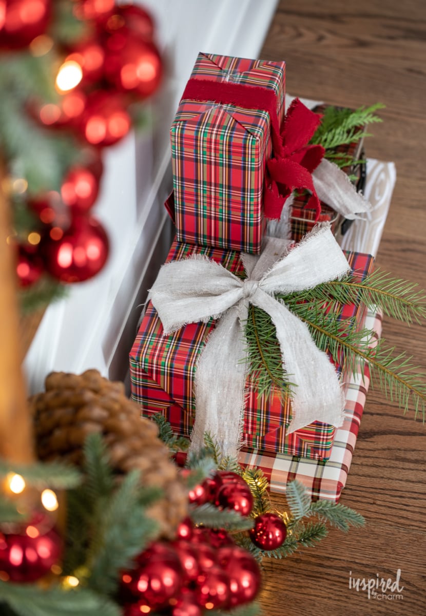 My Entryway Christmas Decor #entryway #christmas #decor #decorating #holiday #entrywaydecor #christmasdecor #stocking #garland 