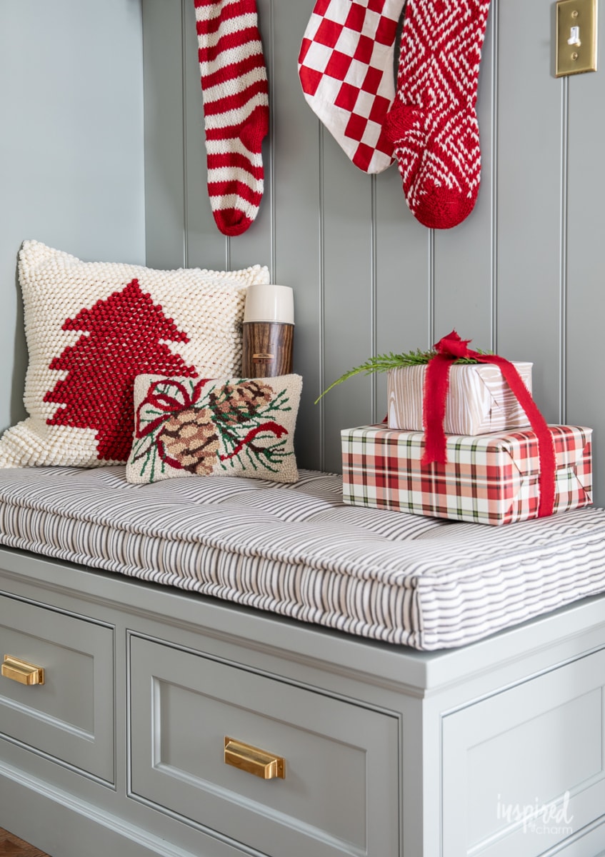 My Entryway Christmas Decor #entryway #christmas #decor #decorating #holiday #entrywaydecor #christmasdecor #stocking #garland 