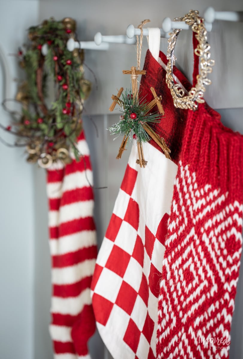 My Entryway Christmas Decor #entryway #christmas #decor #decorating #holiday #entrywaydecor #christmasdecor #stocking #garland 
