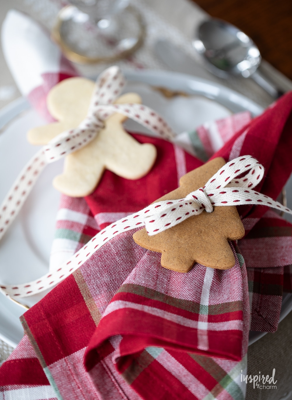 gingerbread cookies and ribbon used as napkin rings.