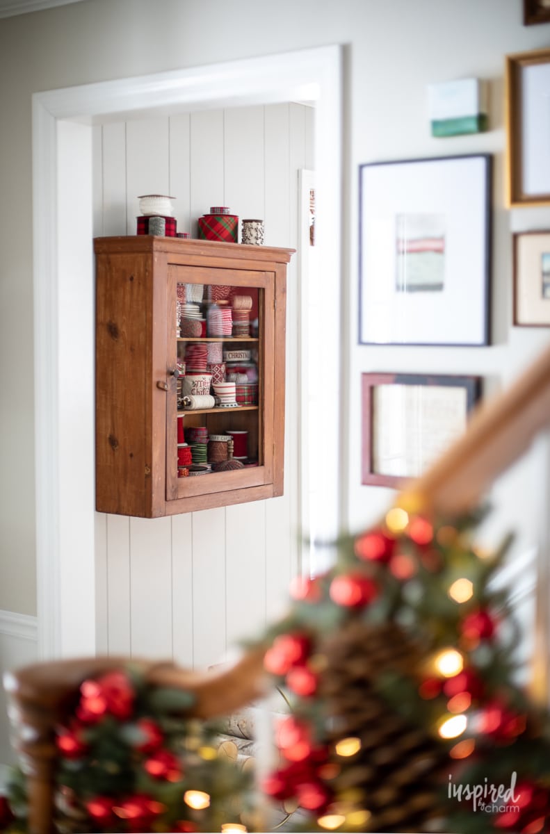 My Entryway Christmas Decor #entryway #christmas #decor #decorating #holiday #entrywaydecor #christmasdecor #stocking #garland 