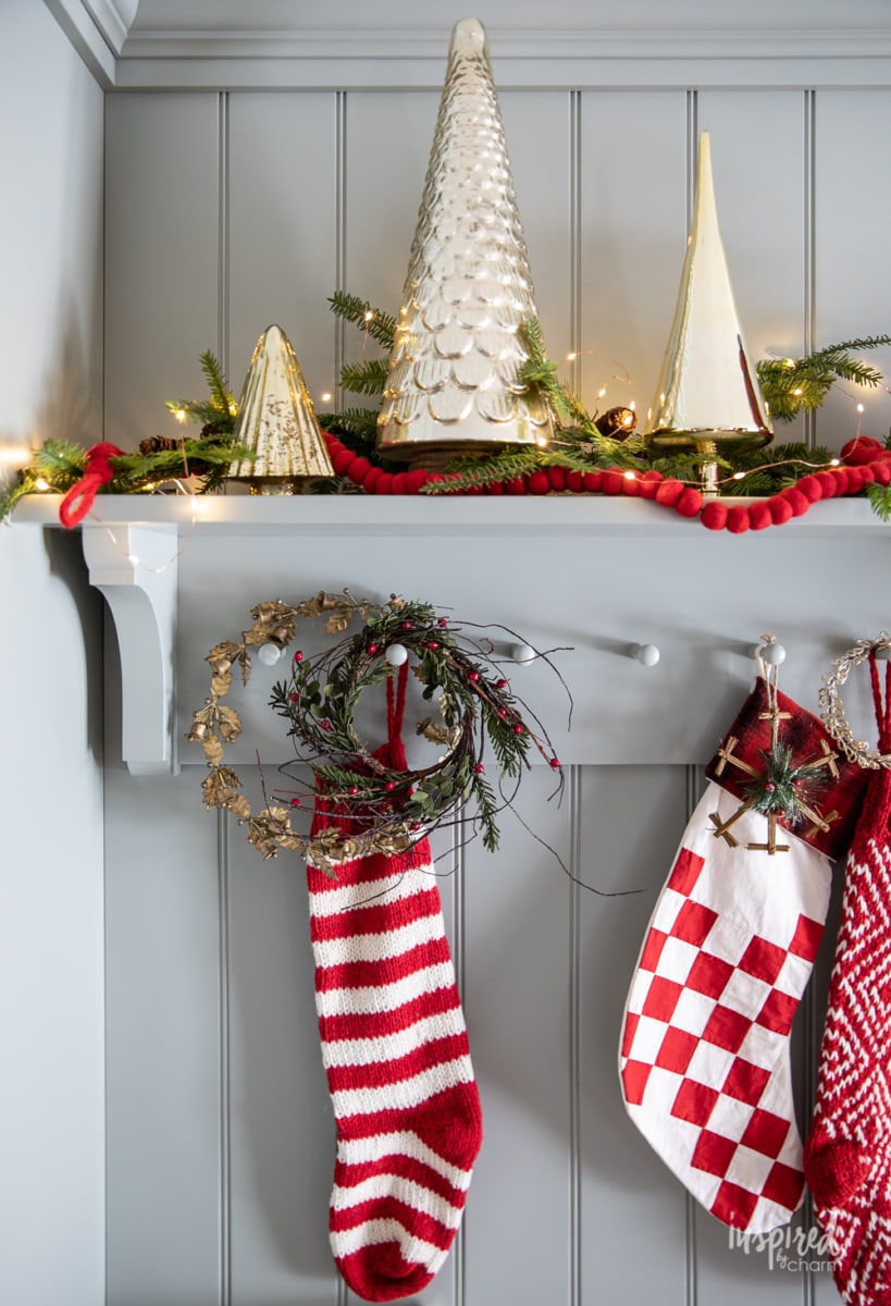 My Entryway Christmas Decor #entryway #christmas #decor #decorating #holiday #entrywaydecor #christmasdecor #stocking #garland 