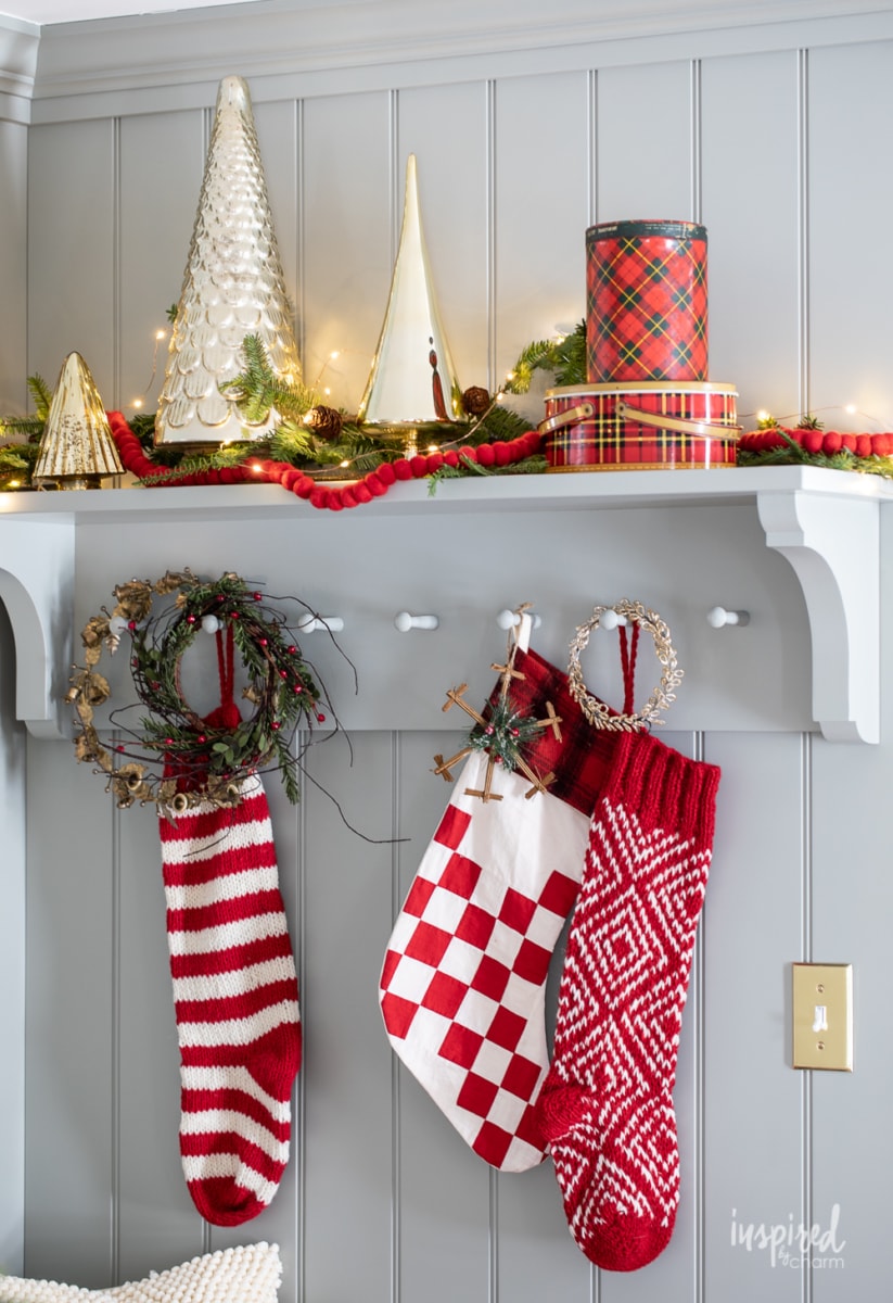 My Entryway Christmas Decor #entryway #christmas #decor #decorating #holiday #entrywaydecor #christmasdecor #stocking #garland 