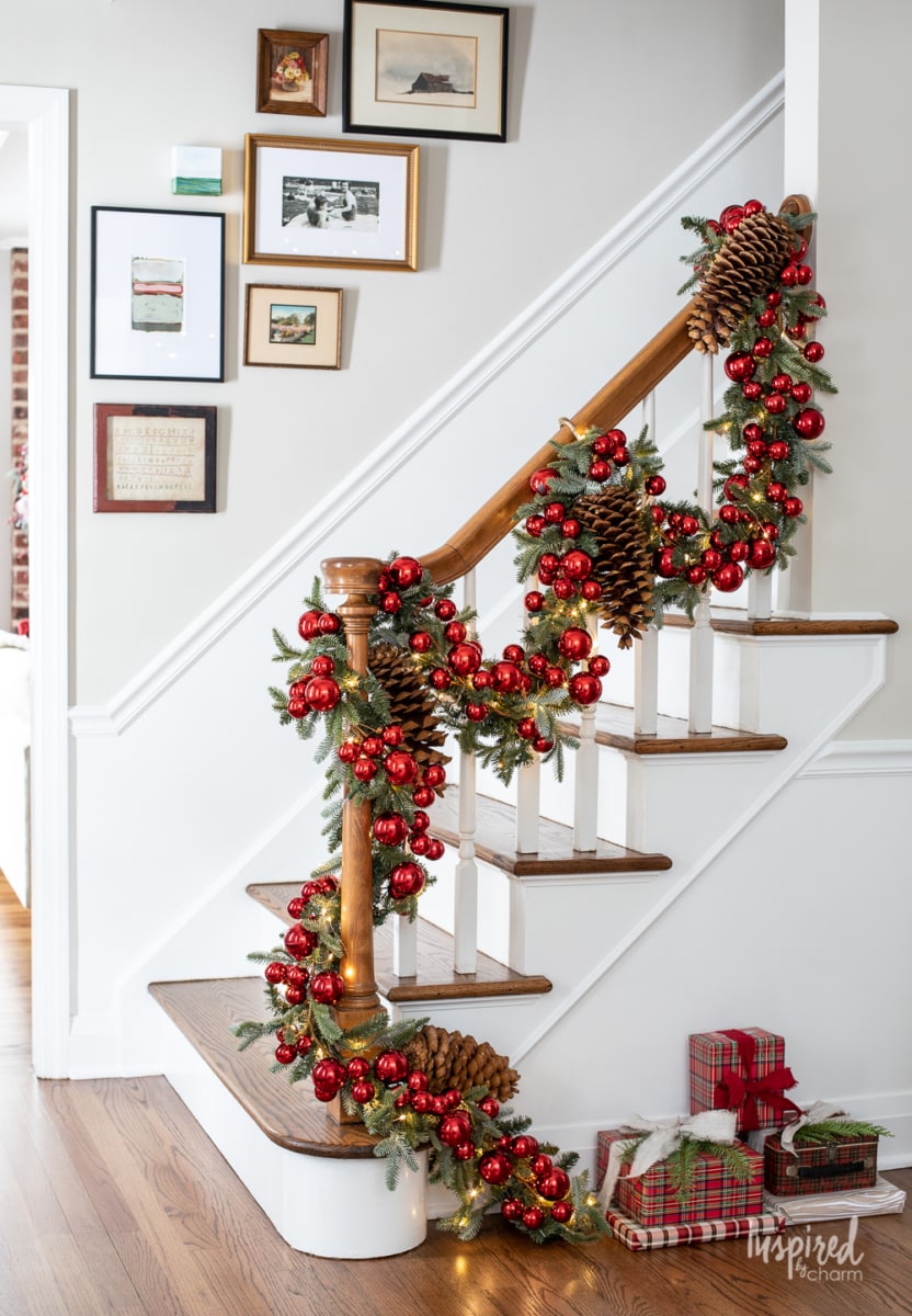 My Entryway Christmas Decor #entryway #christmas #decor #decorating #holiday #entrywaydecor #christmasdecor #stocking #garland 