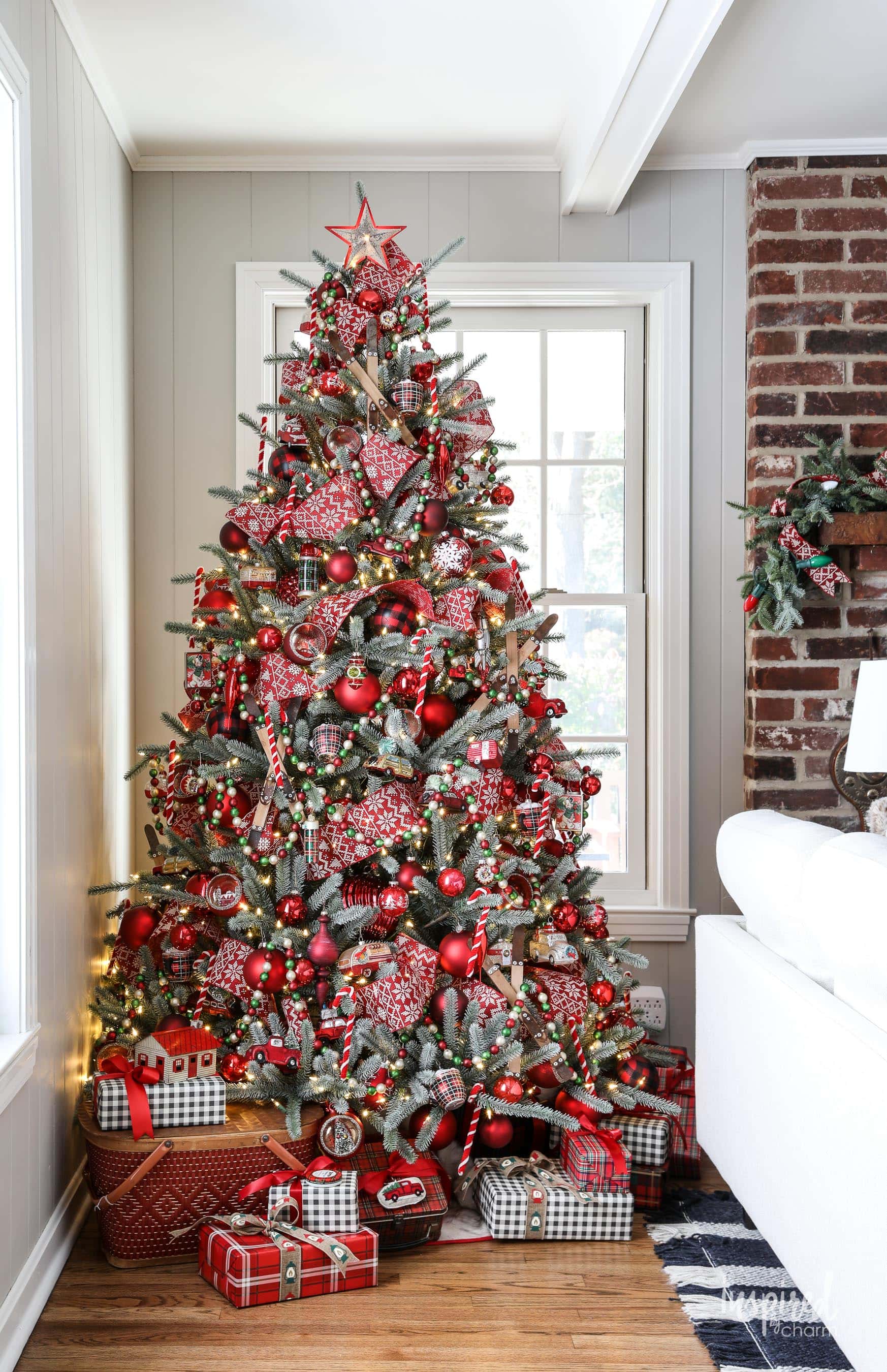 Ideas for Cozy Lodge Christmas Tree Decorations #christmastree #decor #holiday #decorations #christmas #tree #ideas