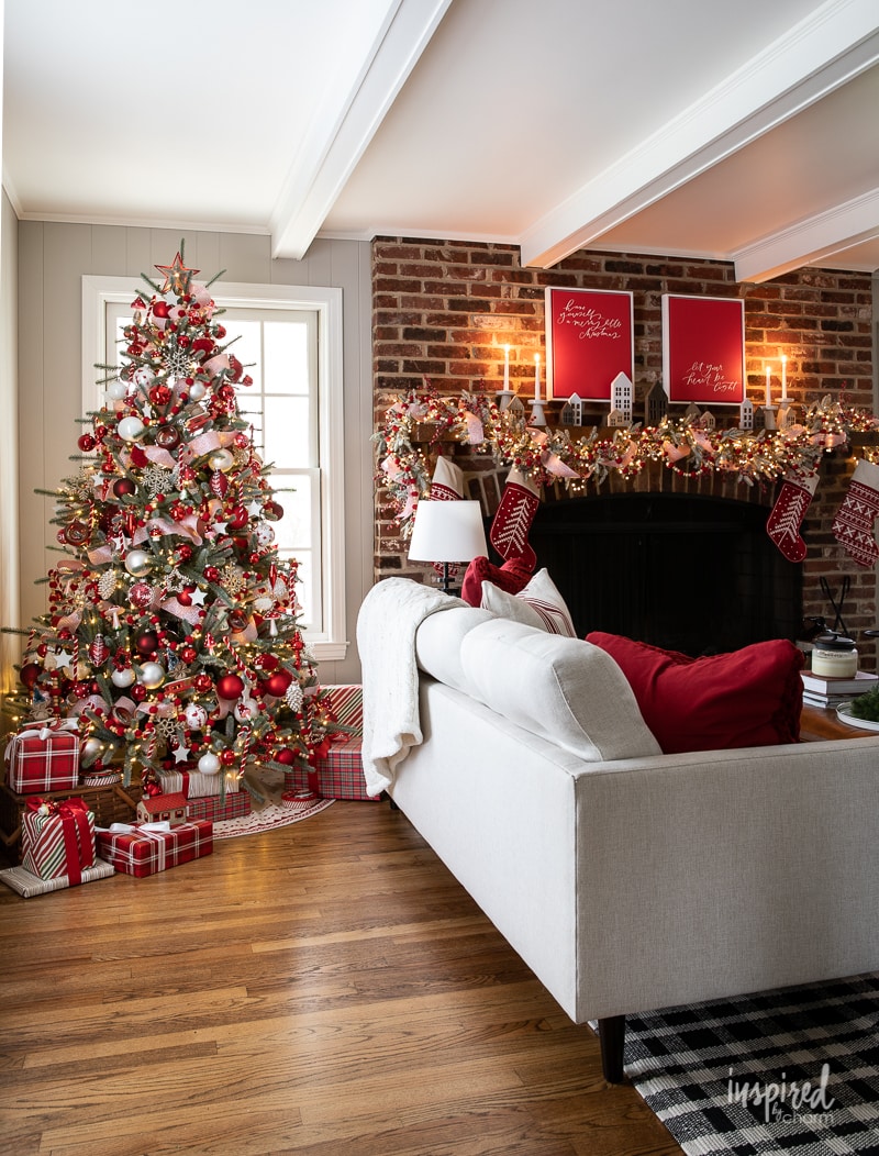 Red and White Christmas Tree #christmas #christmastree #tree #decor #decorating #holiday #christmastreedecor #ornaments 