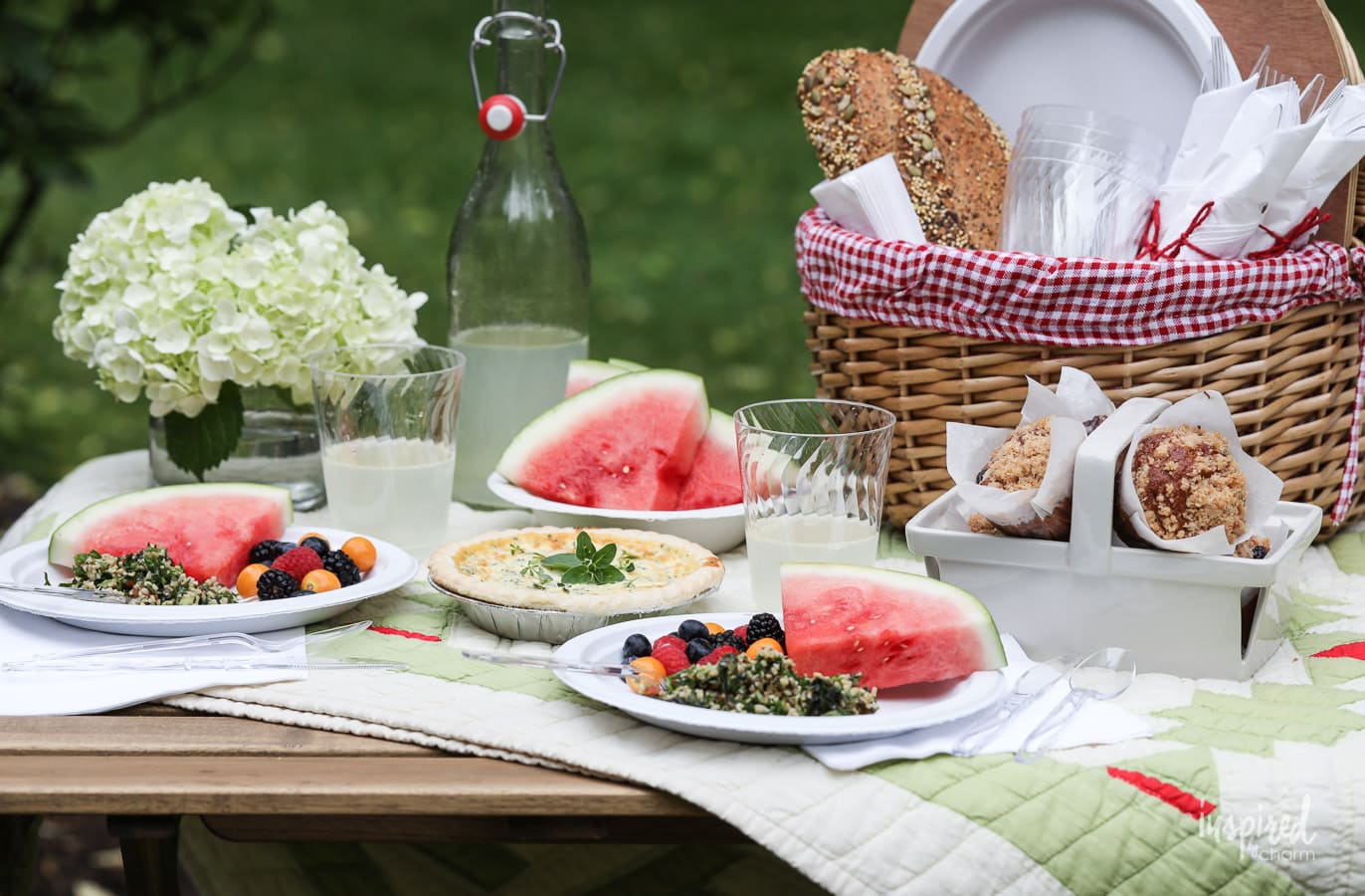 Ideas for Packing the Perfect Picnic | #picnic #food #ideas #recipes #styling
