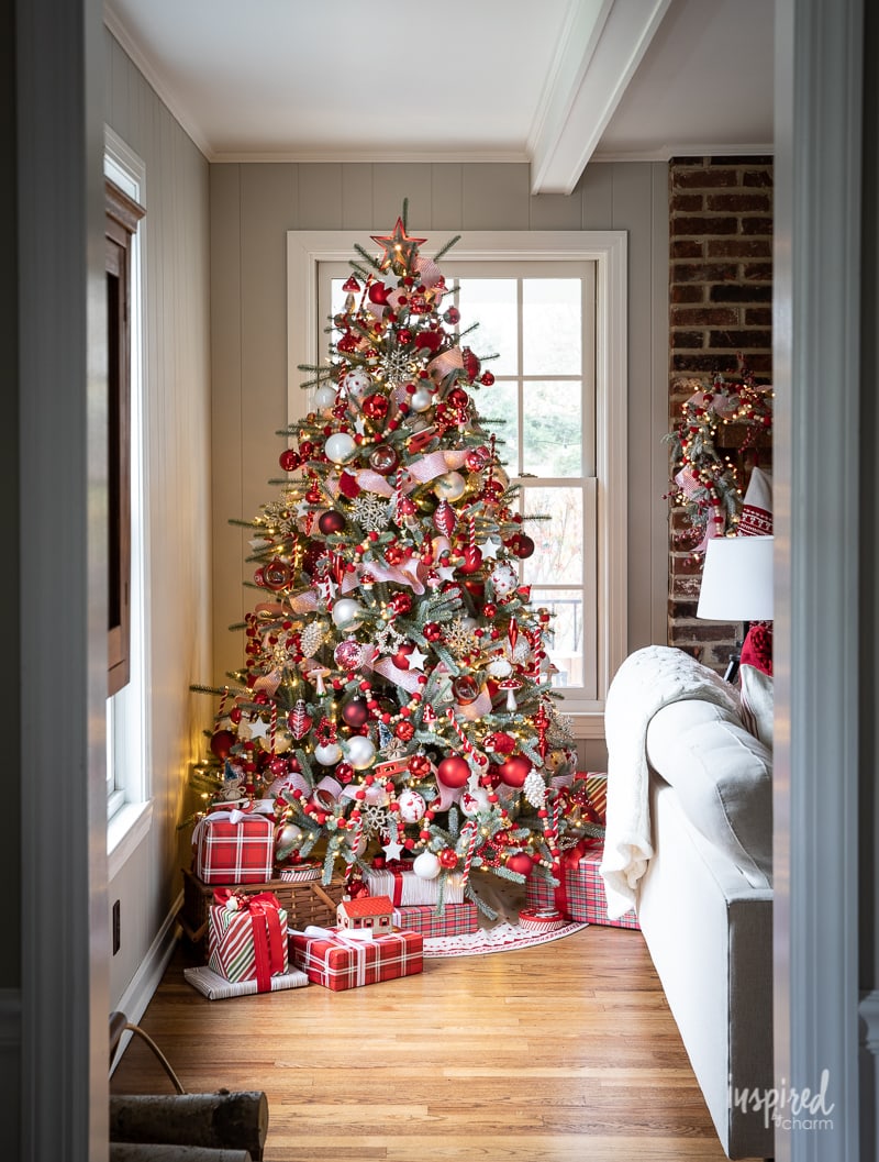 Red and White Christmas Tree #christmas #christmastree #tree #decor #decorating #holiday #christmastreedecor #ornaments 