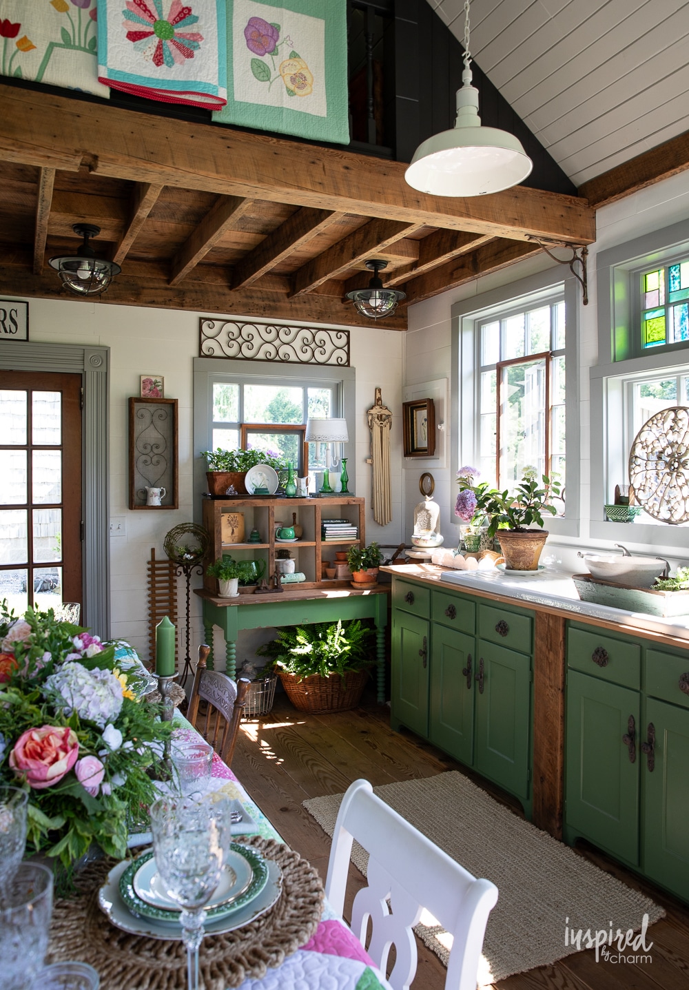 Janices gardenhouse decorated for summer.