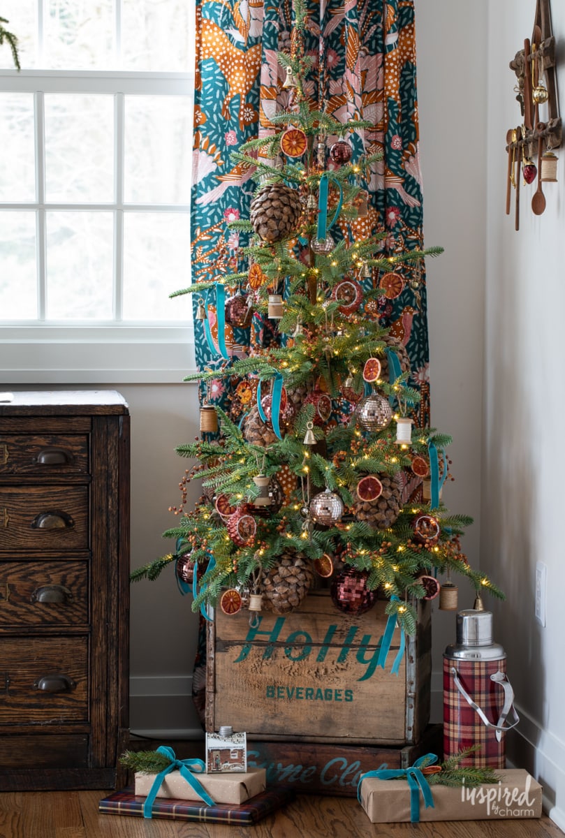 Little Treasures Christmas Tree #christmas #holiday #decor #christmastree #decorations #ideas #driedoranges #vintage