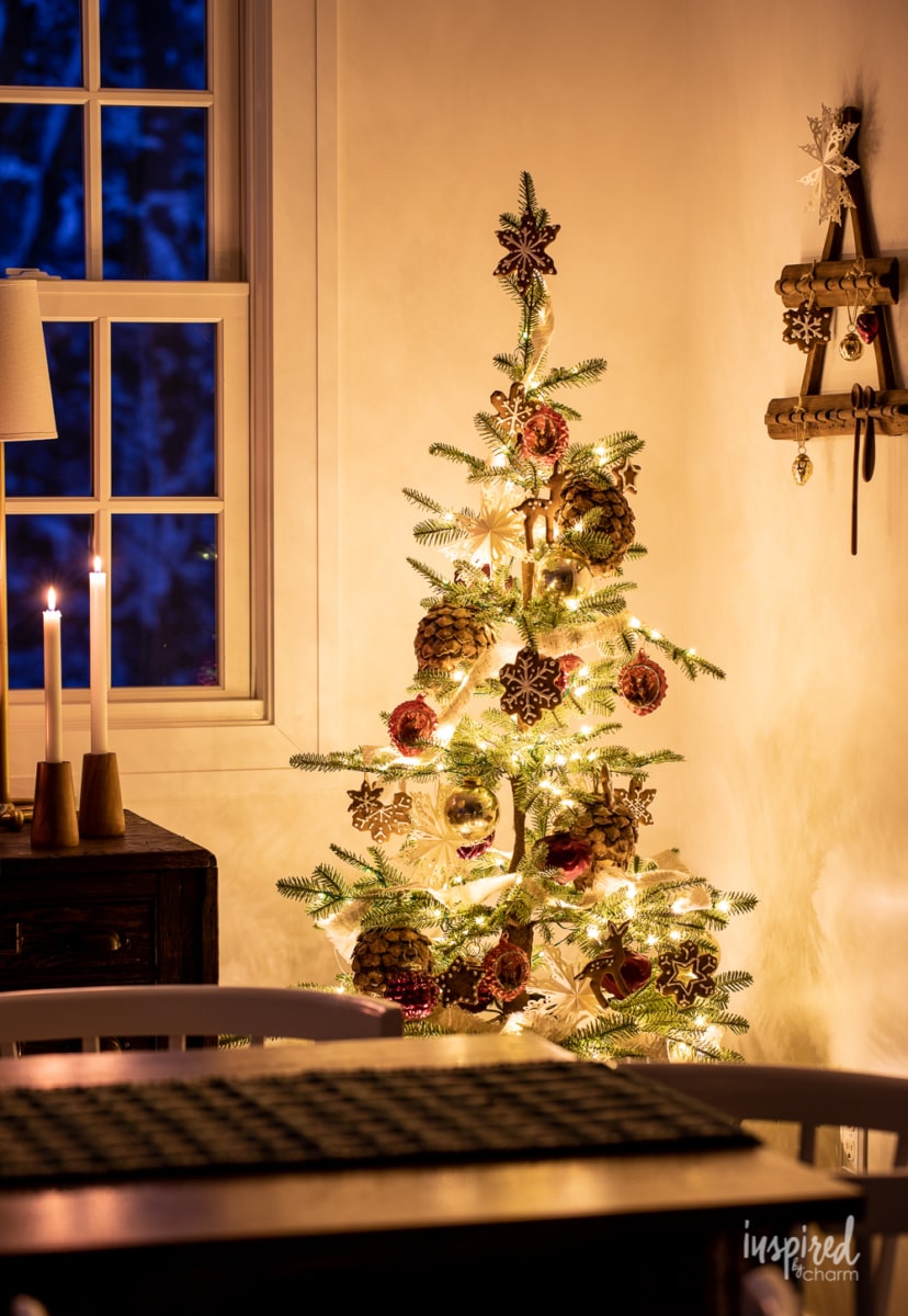 Christmas Nights at Bayberry House #christmas #decor #christmaslights #lights #holiday #decorating #ideas #home #hometour