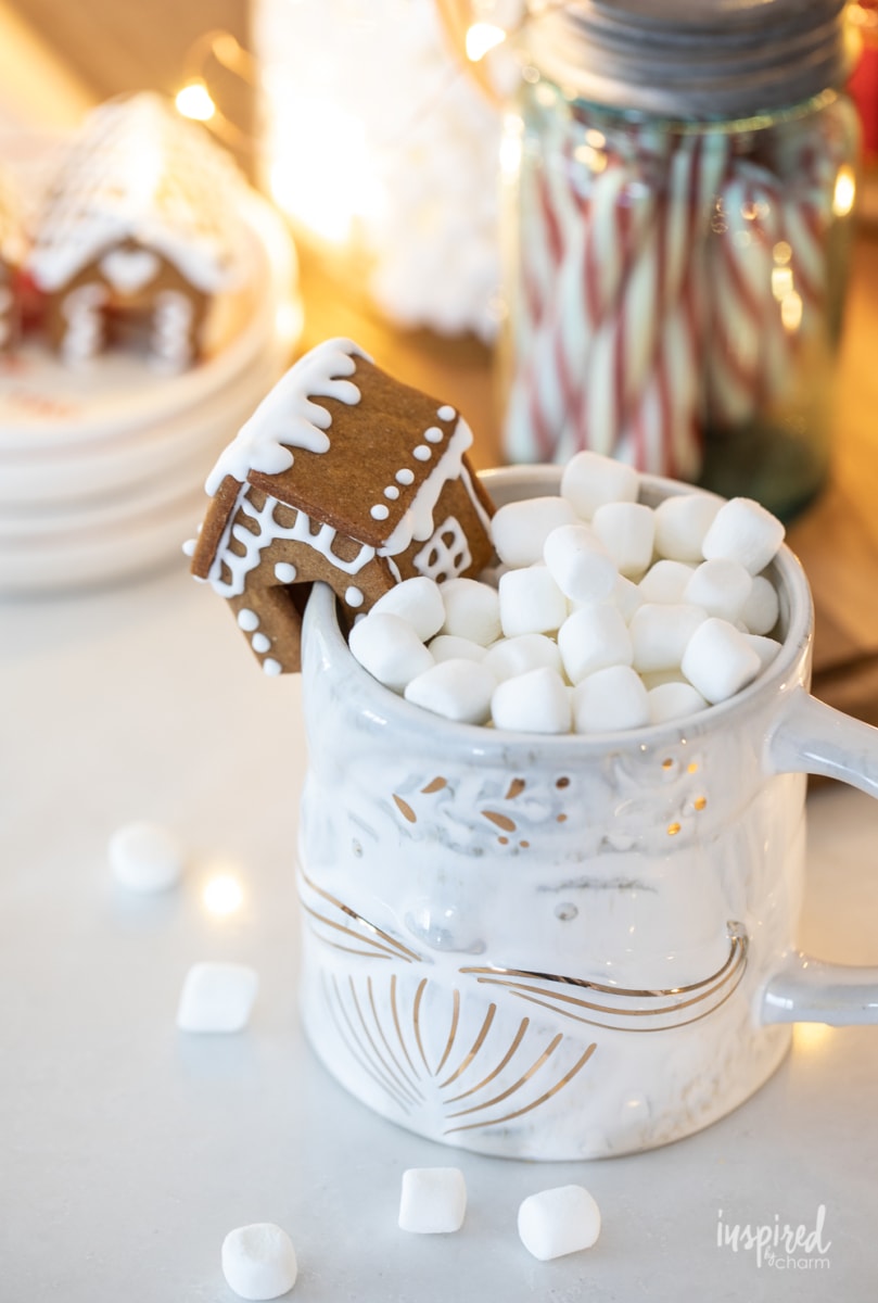 Creative DIY Gingerbread Decor Ideas #christmas #gingerbread #holiday #decor #diy #cookies #gingerbreadcookie #decorating Creative DIY Gingerbread Decor Ideas #christmas #gingerbread #holiday #decor #diy #cookies #gingerbreadcookie #decorating #mughugger