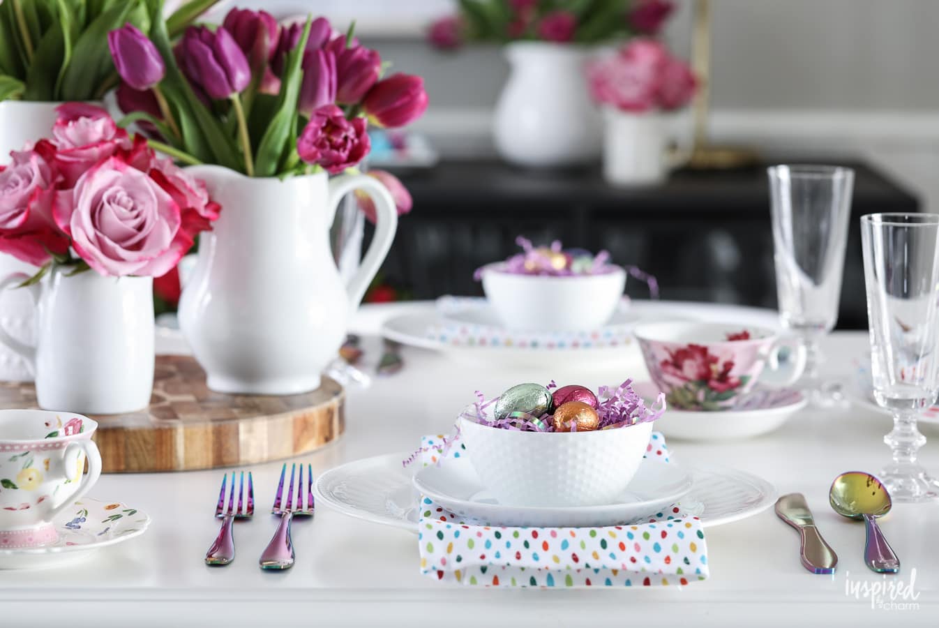 Creative and Colorful Easter Decorations for Your Dining Room #easter #decor #decorations #spring #entertaining #diningroom #tablescape