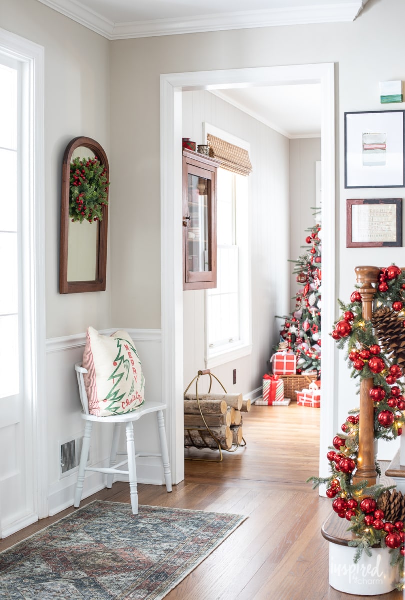 My Entryway Christmas Decor #entryway #christmas #decor #decorating #holiday #entrywaydecor #christmasdecor #stocking #garland 