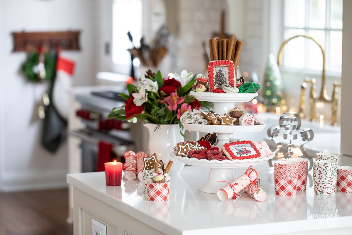 Festive Christmas Kitchen Decor Ideas #christmas #kitchen #decor #decorating #ideas #holiday