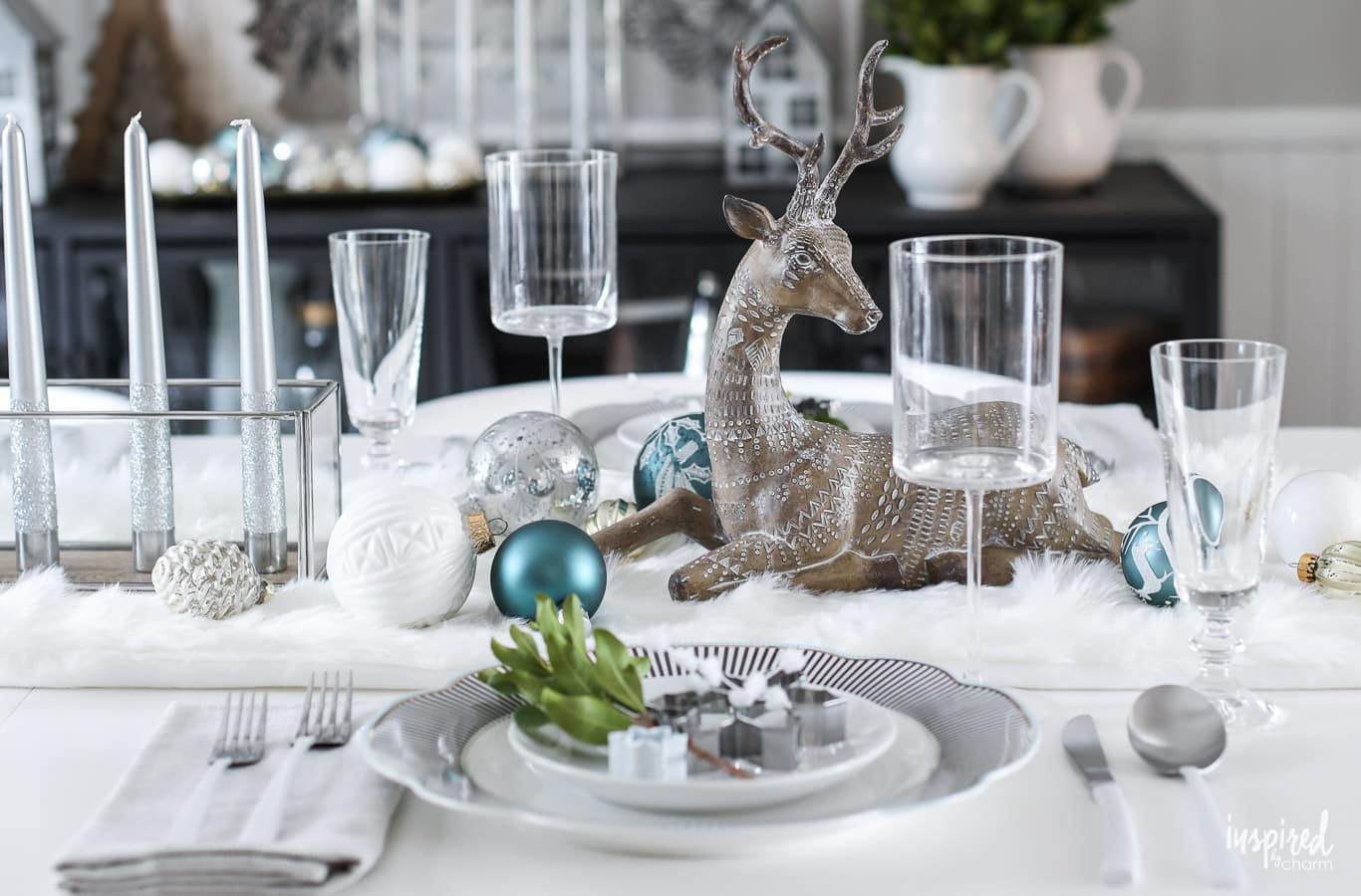 Festive Christmas Table Decor Ideas and Decorating Tips #christmas #holiday #tablescape #tablesetting #decorating