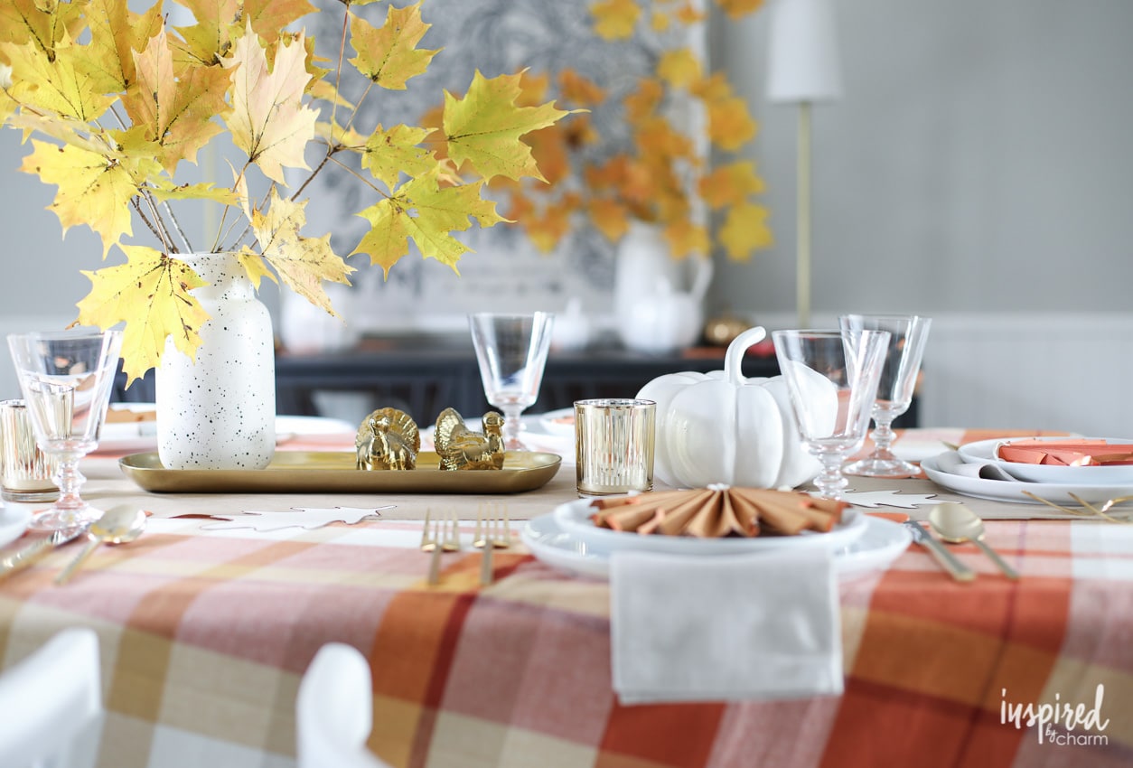 4 Easy Ways to Brighten Up Your Friendsgiving #decor #friendsgiving #thanksgiving #decorating #tablescape #table