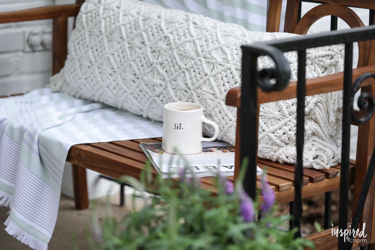 You'll love these front porch decorating ideas and tips! #decorating #porch #outdoor #decor #modern #colonial