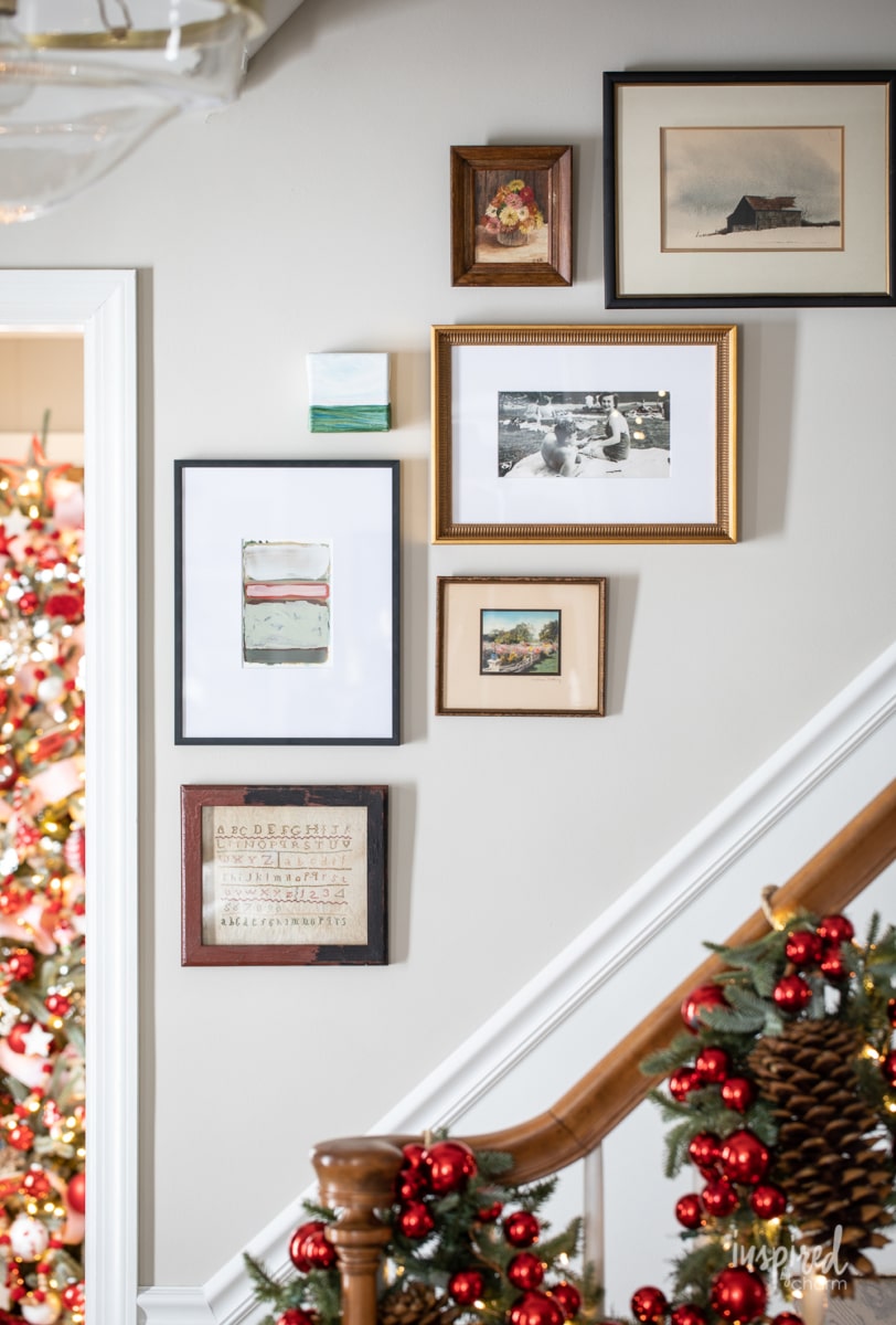 My Entryway Christmas Decor #entryway #christmas #decor #decorating #holiday #entrywaydecor #christmasdecor #stocking #garland 
