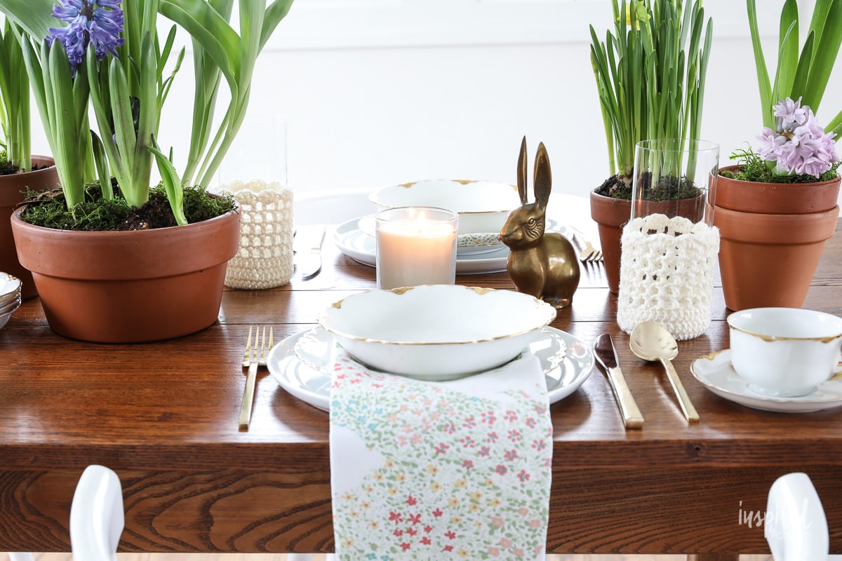 How to Create a Garden-Inspired Spring Tablescape #spring #tablescape #tablesetting #diningroom #decor #decorating #gold #floweringbulbs