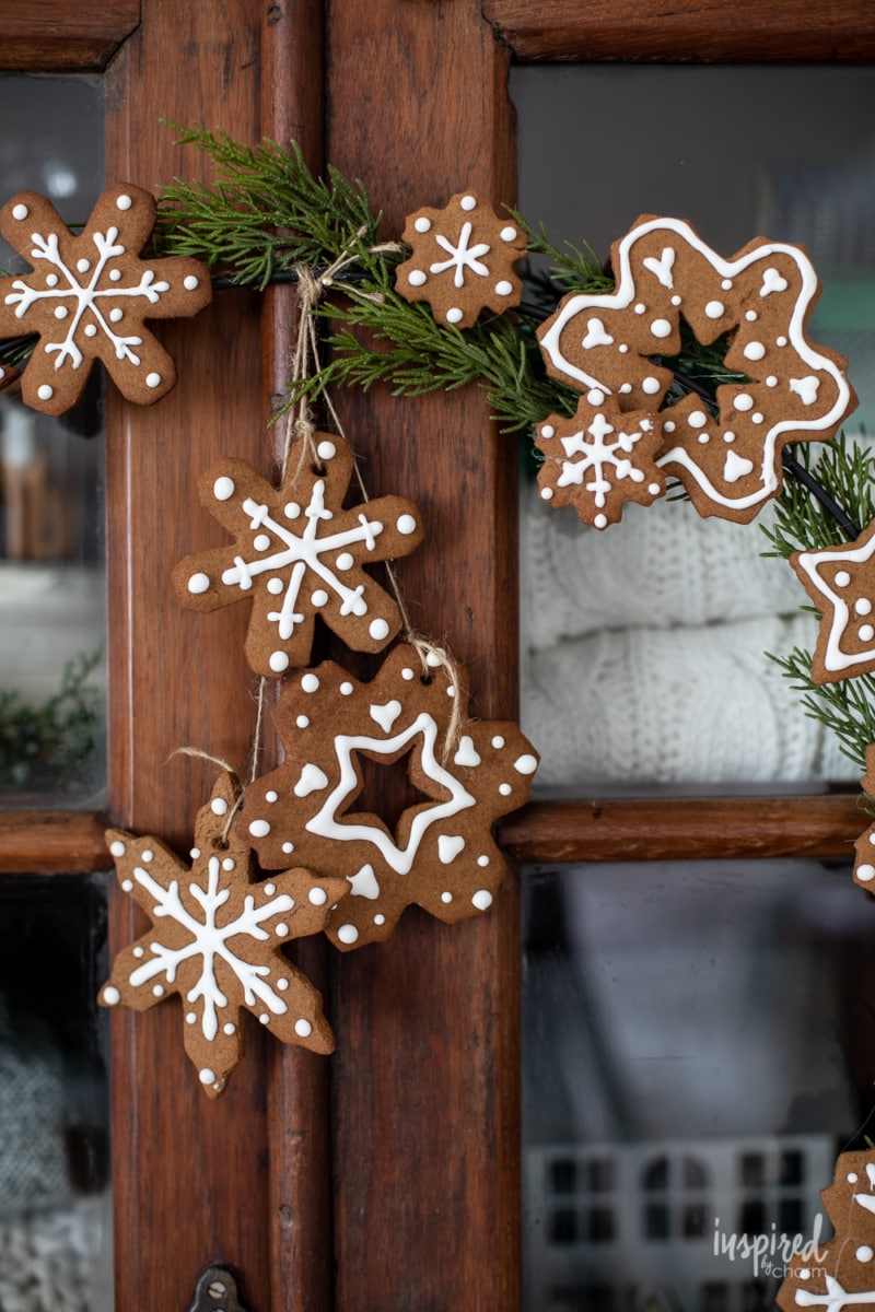 DIY Gingerbread Cookie Wreath #christmas #holiday #wreath #gingerbread #cookies #gingerbreadcookies #craft #christmasdecor