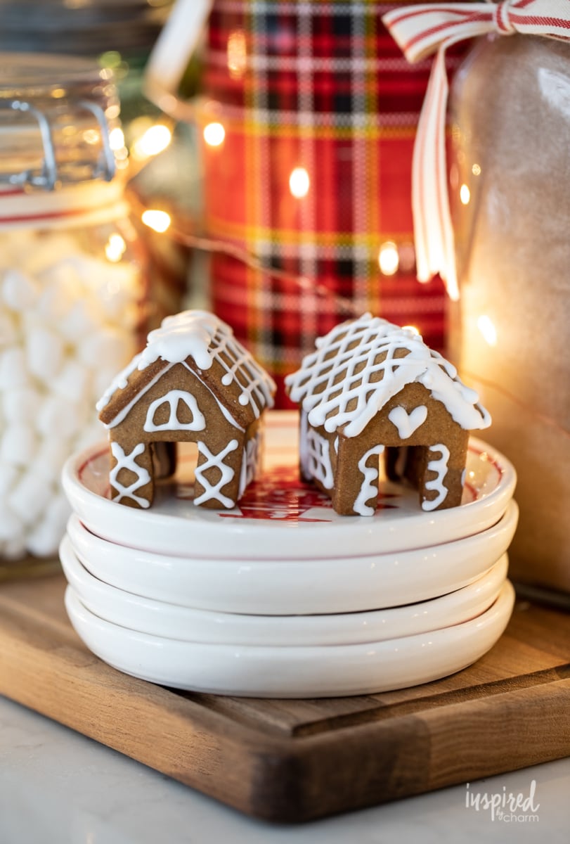 Creative DIY Gingerbread Decor Ideas #christmas #gingerbread #holiday #decor #diy #cookies #gingerbreadcookie #decorating Creative DIY Gingerbread Decor Ideas #christmas #gingerbread #holiday #decor #diy #cookies #gingerbreadcookie #decorating #mughugger
