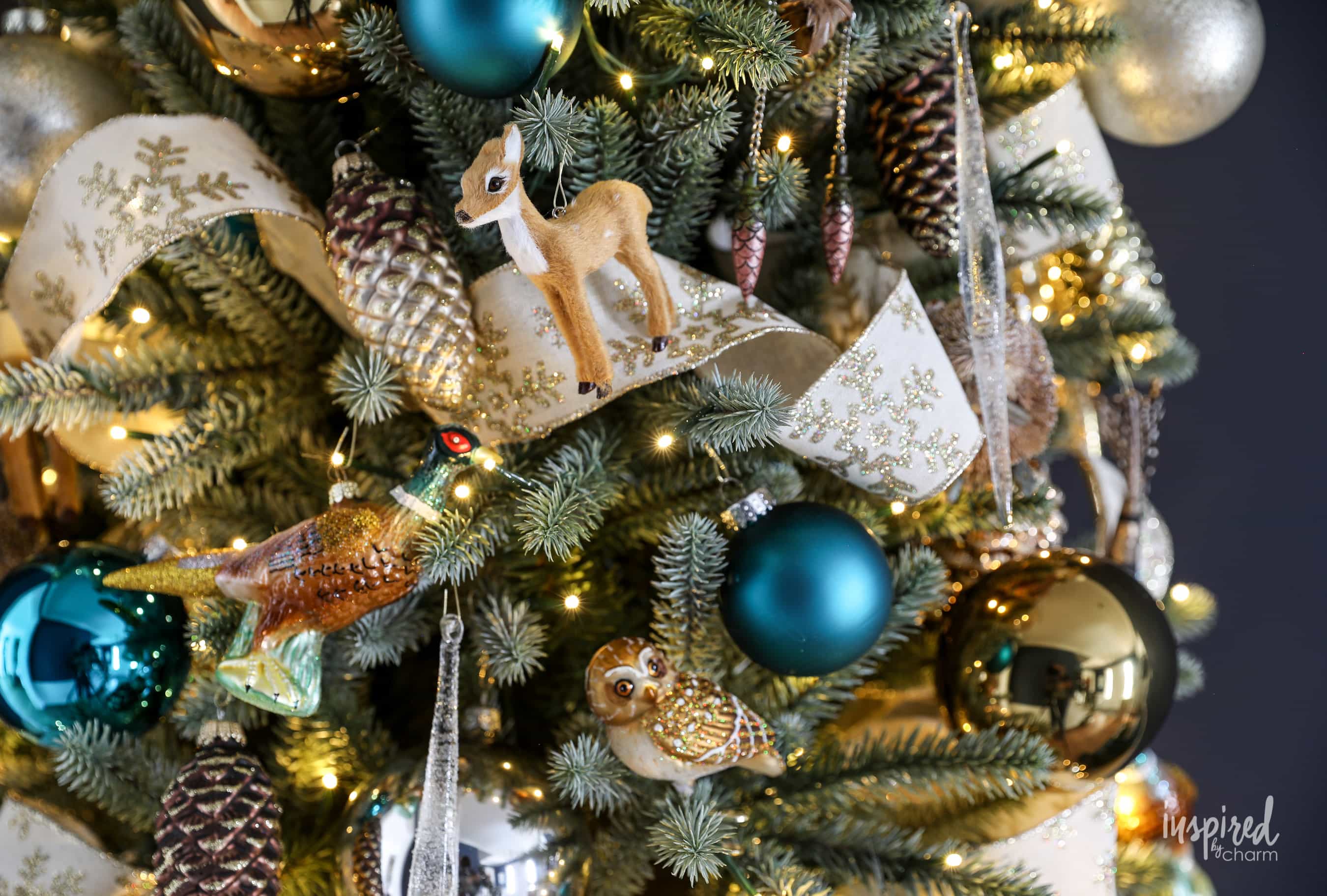 How to Decorate a Woodland Glam Christmas Tree #woodland #glam #christmas #tree #decor #holiday #decorating #christmastree