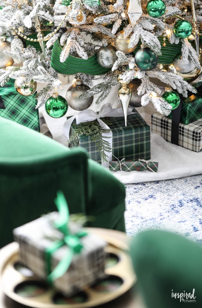 Christmas at Bayberry House - Holiday Home Tour with color Christmas Decoration ideas. #christmas #holiday #home #decor #decorations #christmastree