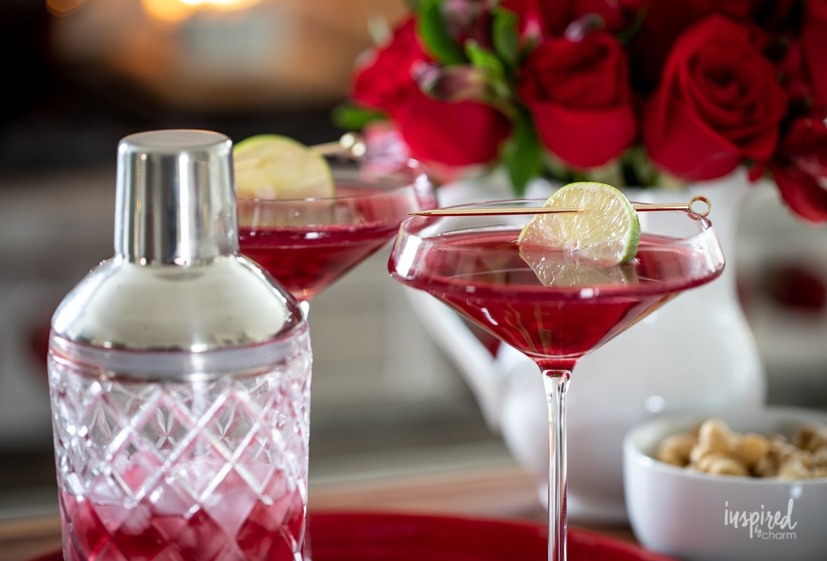 Poinsettia Pomegranate Martini #holiday #cocktail #martini #recipe #PomegranateMartini #Pomegranate #gin #Christmas