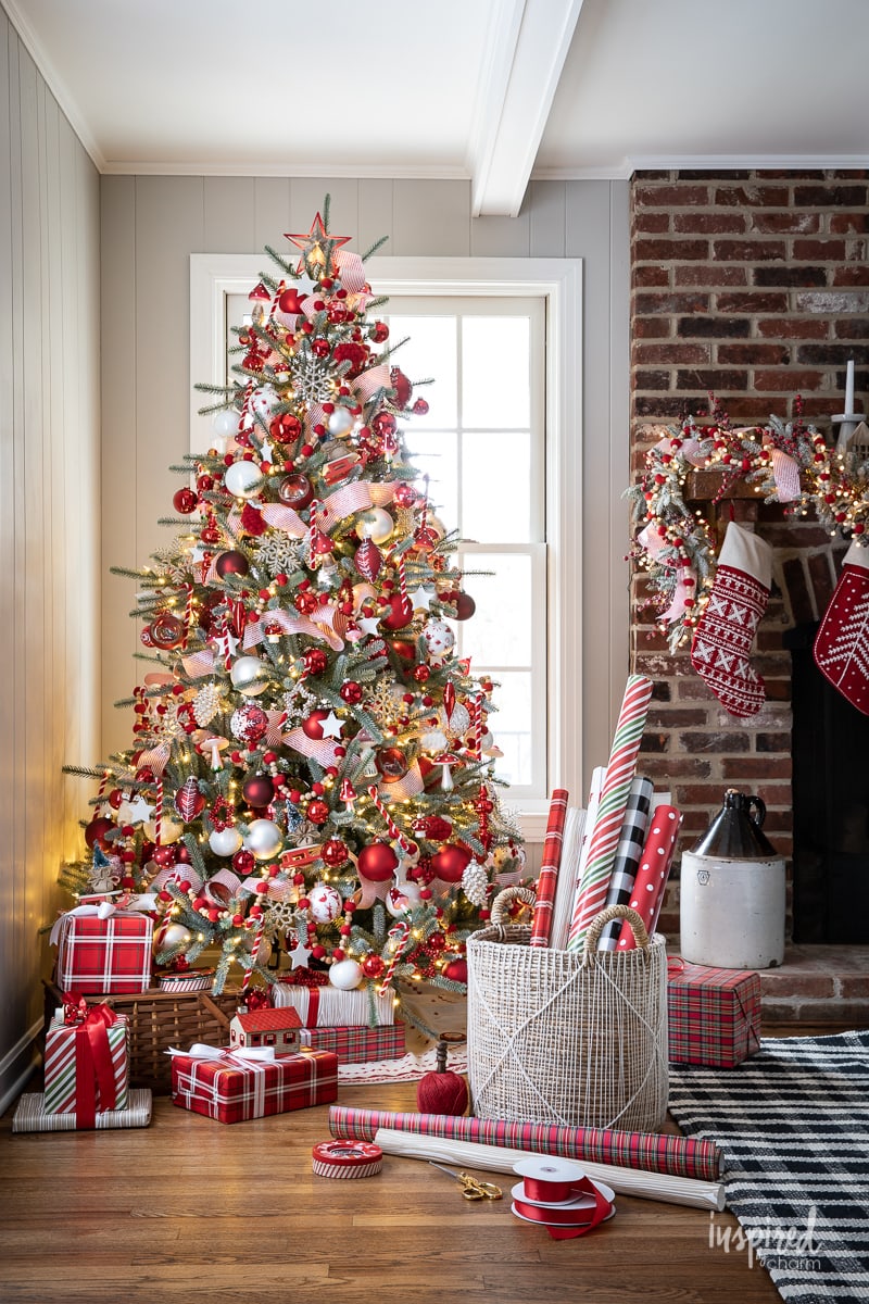 Red and White Christmas Tree #christmas #christmastree #tree #decor #decorating #holiday #christmastreedecor #ornaments 