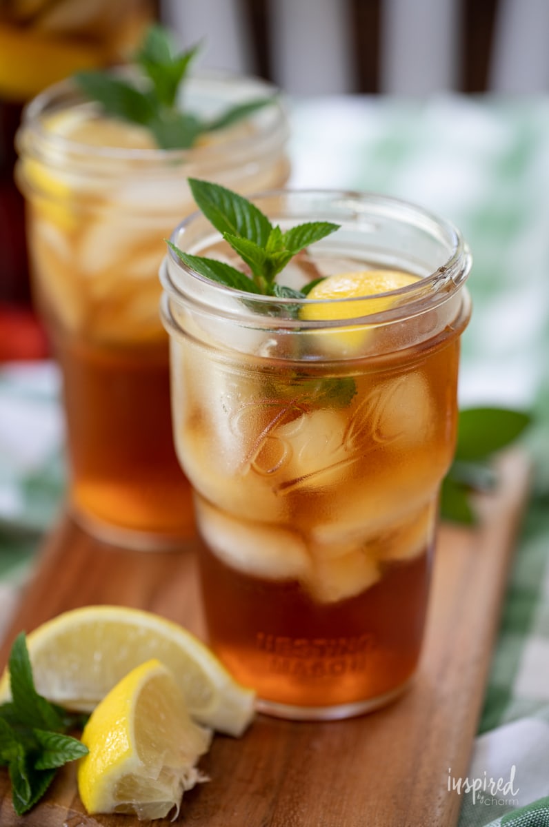 sweet tea mint juleps in canning jar glasses.