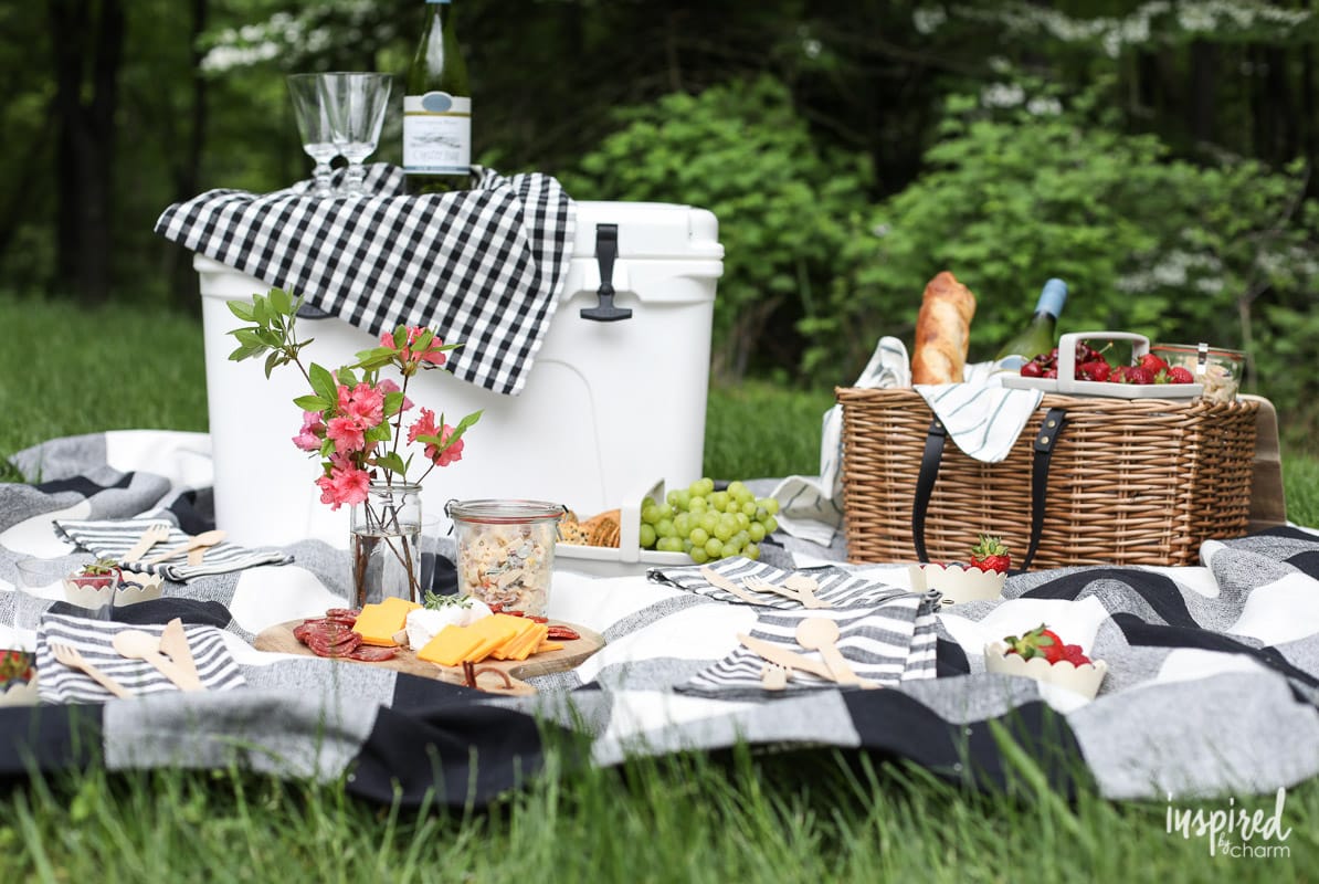 Picture Perfect Picnic Ideas - Entertaining Outdoors #picnic #styling #outdoor #snacks #wine