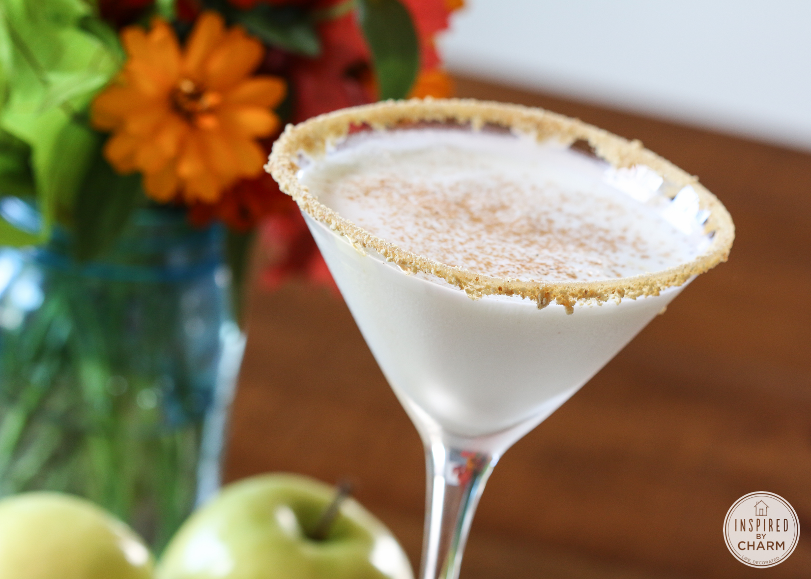 Caramel Apple Pie Martini - Fall Cocktail Recipe #apple #pie #caramel #fall #cocktail #recipe